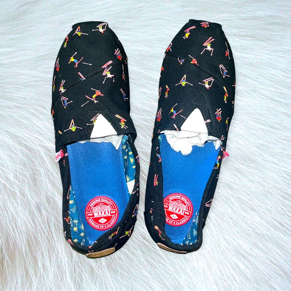 Wakai womens GYOU slip on shoes people skiing snow pattern 8.5